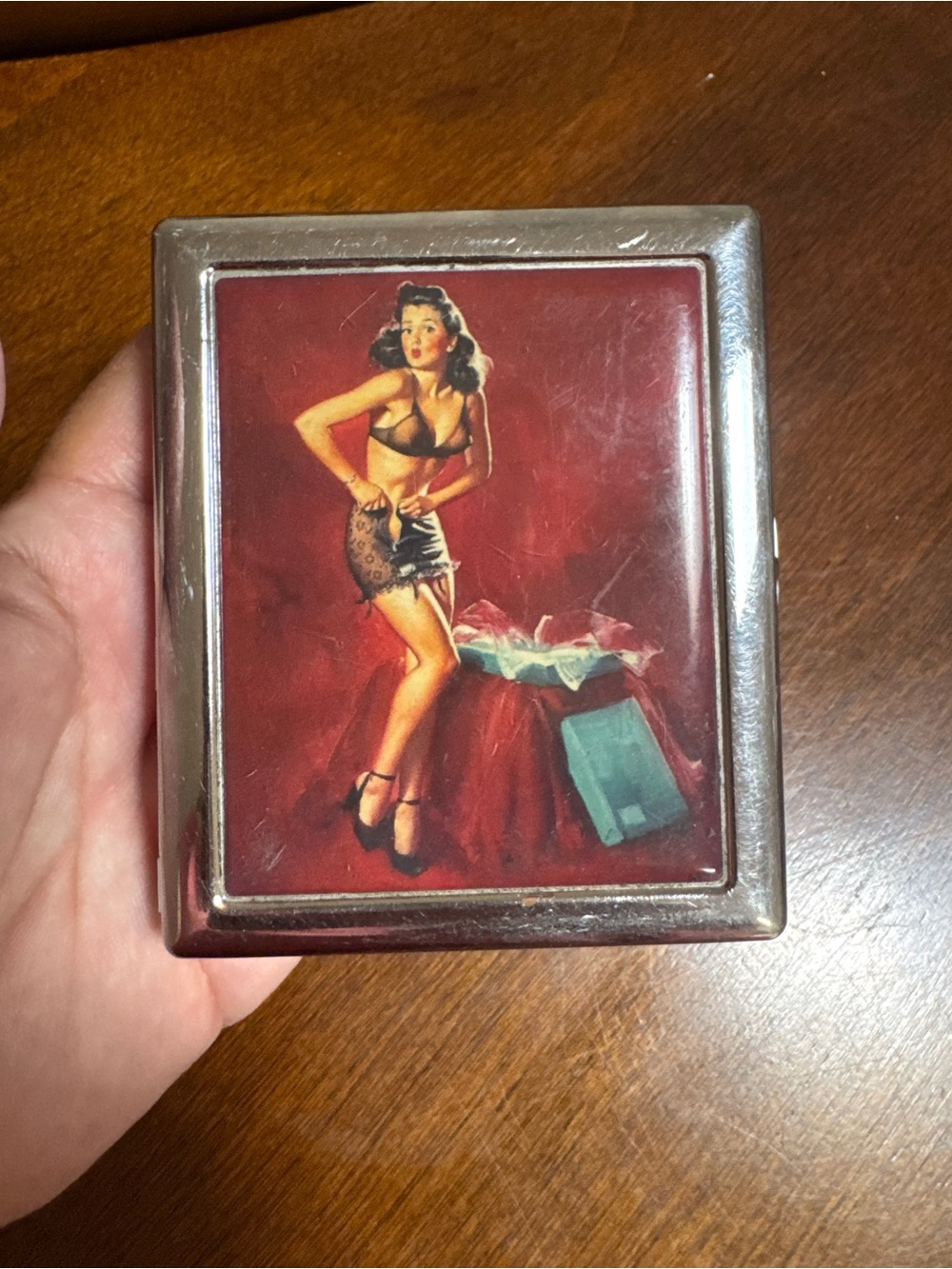 Star collectable Retro Pin up girls cigarette case
